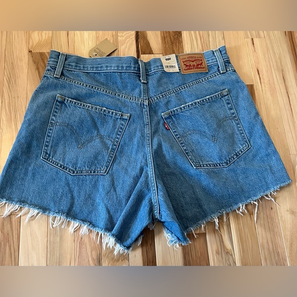 Levi’s High Waisted Mom Shorts - Picture 2 of 2